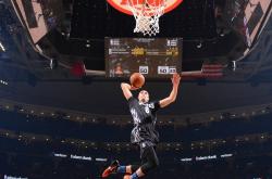 开云体育下载-詹姆斯关键时刻站出来，马刺完胜广东队，一场跨越太平洋的篮球传奇