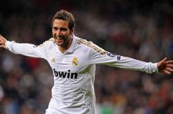 开云体育下载-撕裂联防，统治禁区，小贾伦爆发引领马刺全面压制深圳队