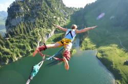 开云官网-横拍与草坪上的史诗逆转，樊振东与英格兰队共筑的惊艳瞬间