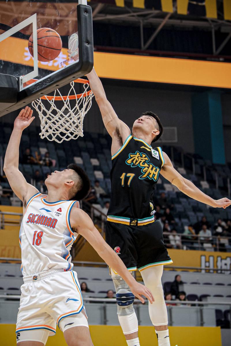天津狂胜四川男篮，取得赛季中的首胜