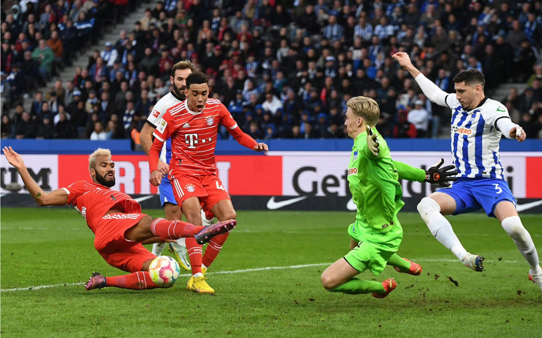 柏林赫塔冲刺胜利,球迷热情支持 柏林赫塔冲刺胜利,球迷热情支持