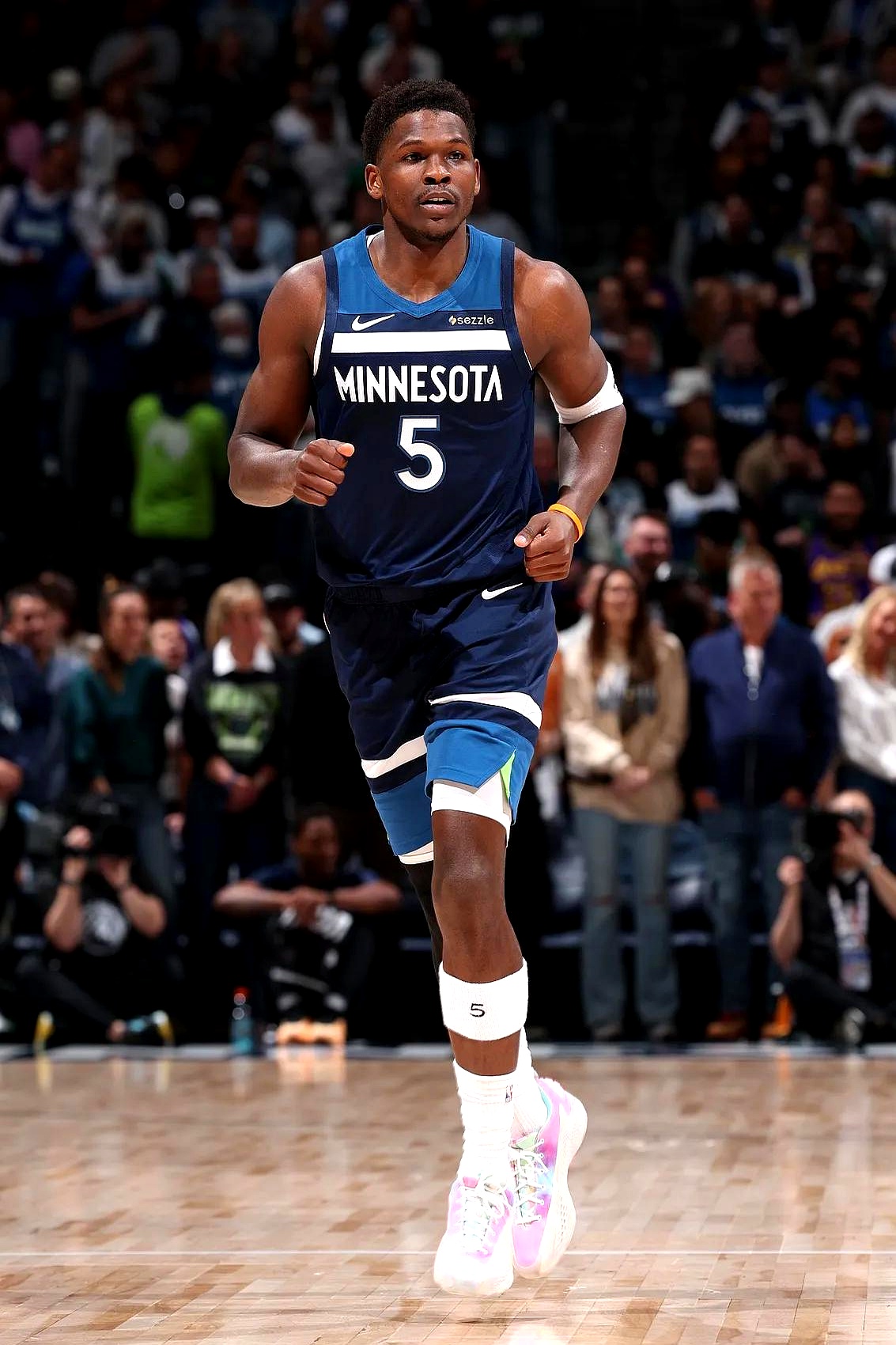 雷霆完胜雄鹿,萨姆·米切尔关键制胜的简单介绍 雷霆完胜雄鹿,萨姆·米切尔关键制胜的简单介绍