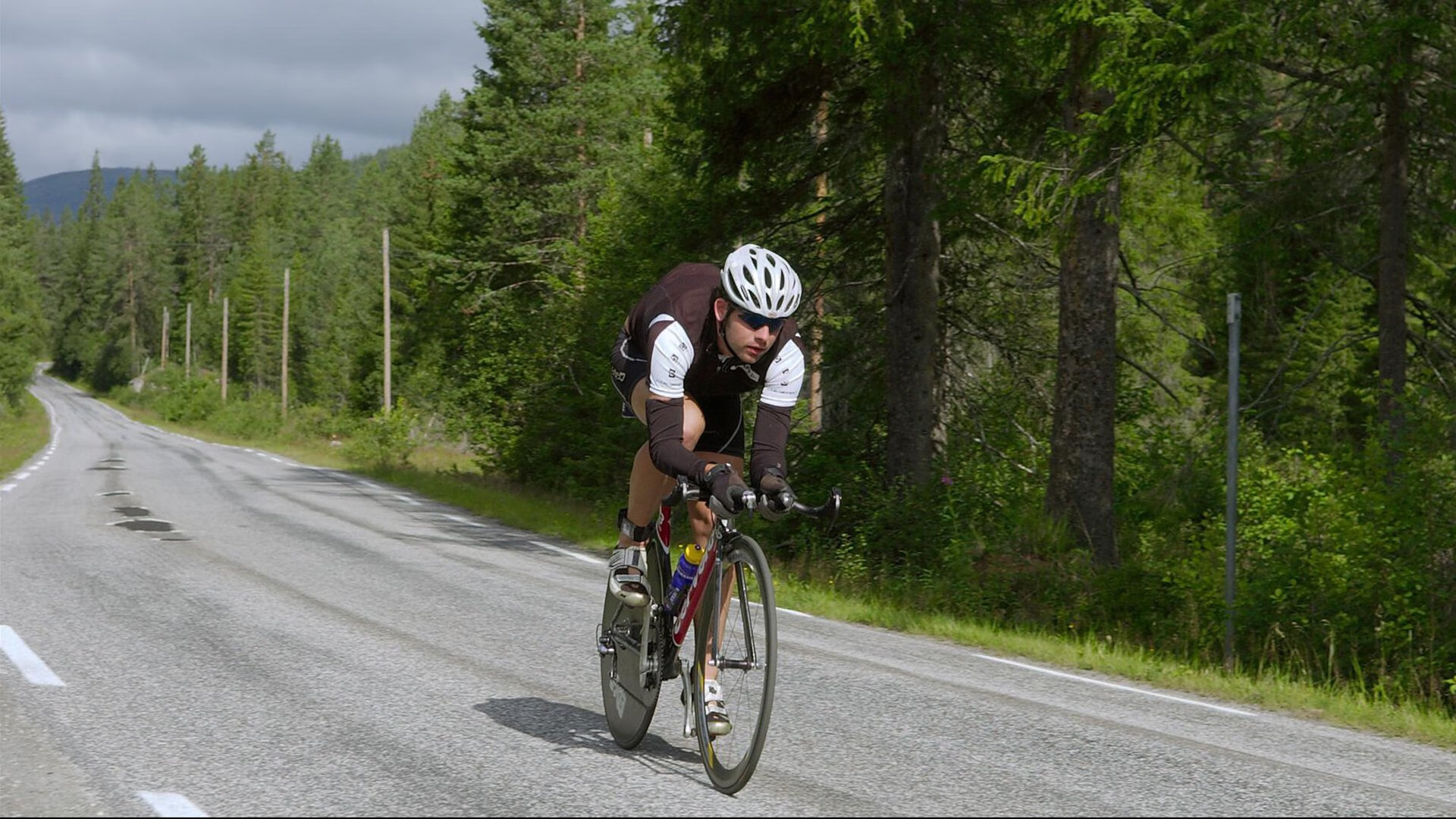 引擎轰鸣与终场哨响，当卢卡库在赛道戴帽，丹麦在绿茵场绝杀
