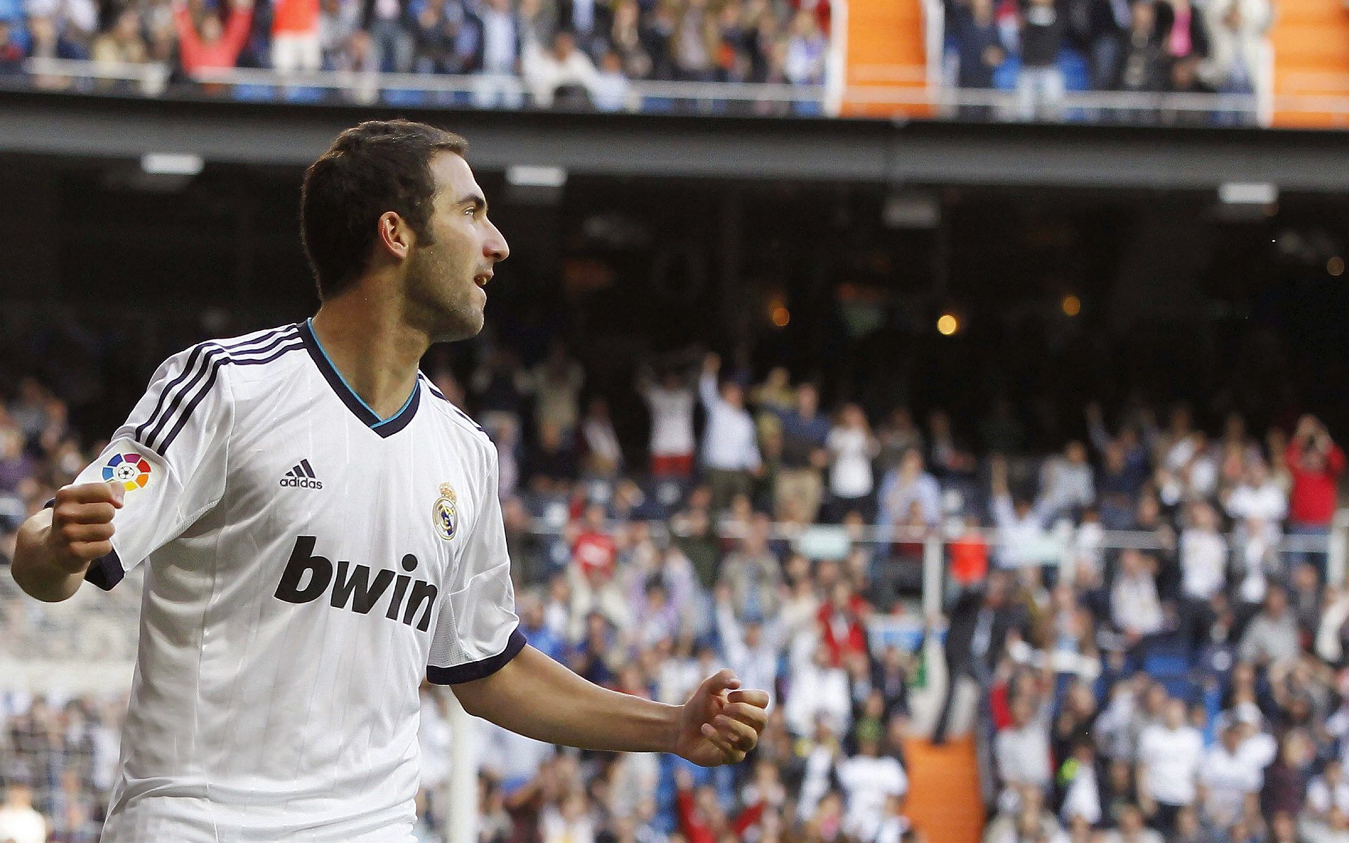 暗度陈仓,当全场紧盯梅赛德斯与索伯的缠斗时,诺里斯已悄然捧杯