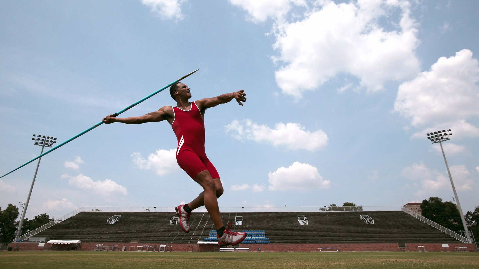 赛道双面镜，阿斯顿马丁的团队精工与拉塞尔的孤勇之诗